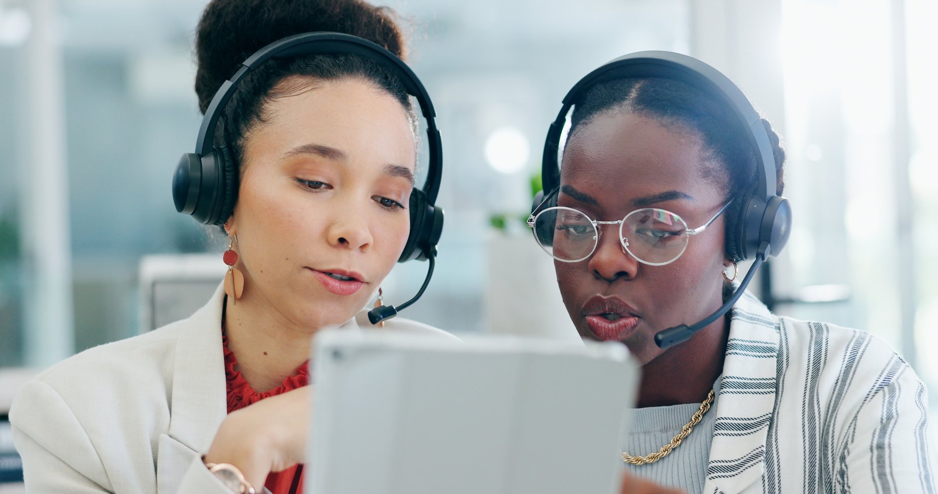 Equipo de profesionales trabajando en un centro de contacto