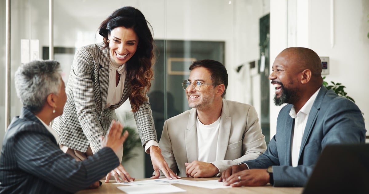 Equipo de trabajo analizando datos