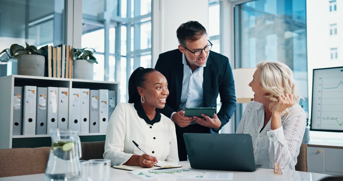 Profesionales aprendiendo y trabajando en un puesto de oficina corporativo