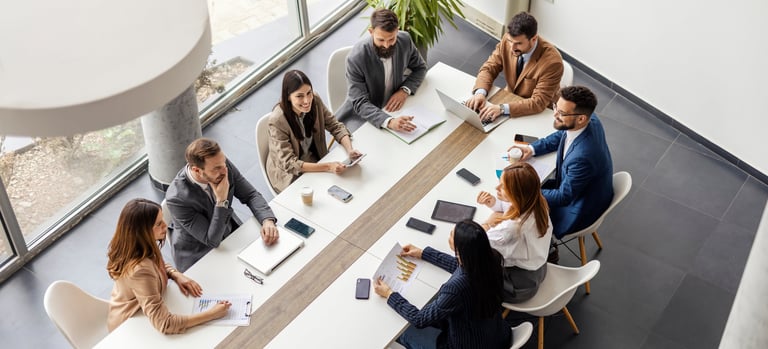 Equipo de profesionales revisando objetivos y resultados durante una reunión en la oficina