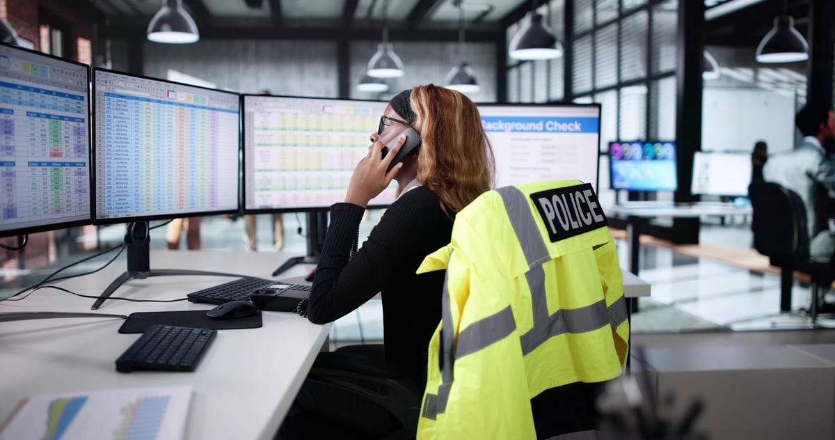 Centro de operaciones COLEMART con analistas trabajando en tiempo real