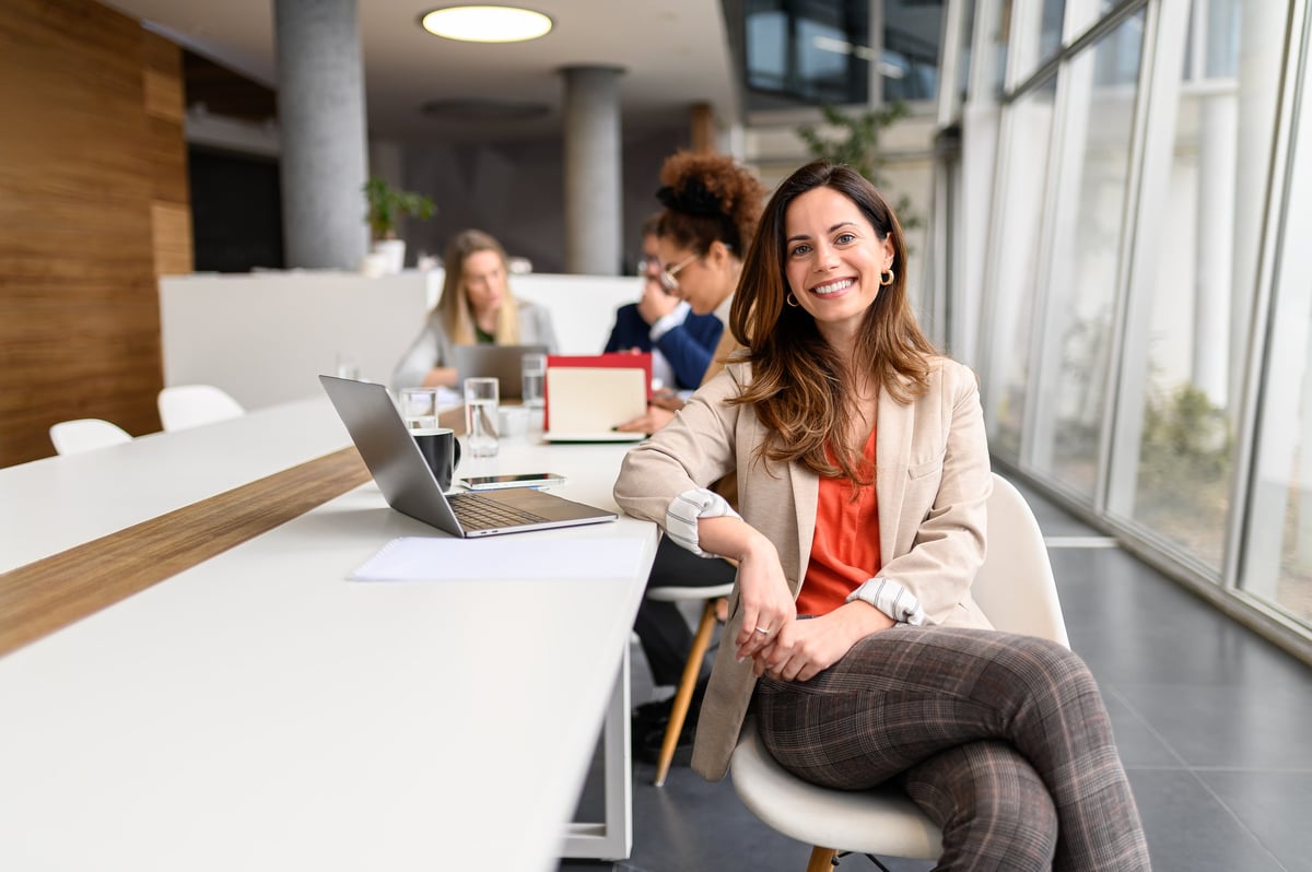 Profesional trabajando en su escritorio en la oficina
