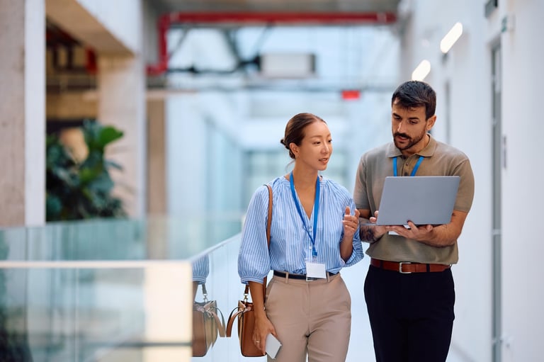 Pequeño equipo de profesionales colaborando y trabajando en una oficina