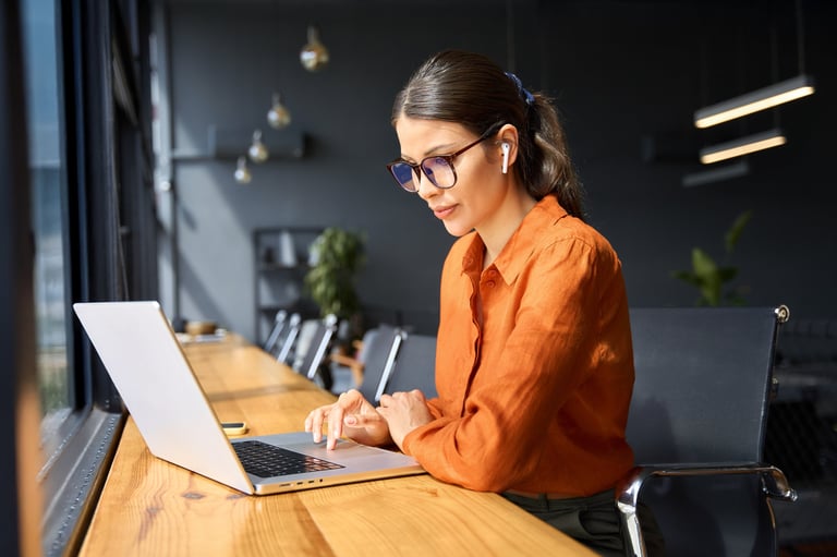 Profesional corporativa colaborando en una oficina moderna