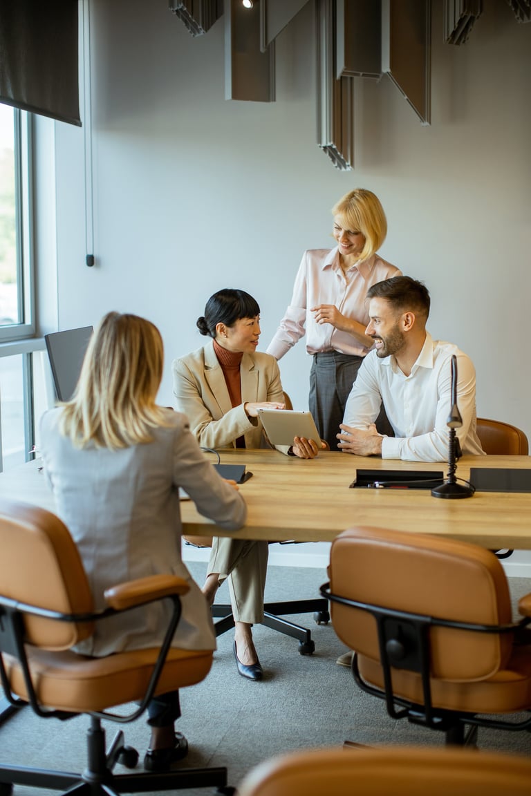 Profesionales colaborando en un espacio de oficina moderno