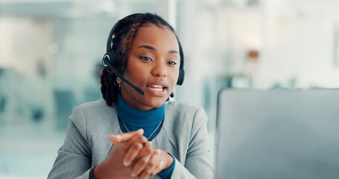 Profesional trabajando en un cubículo de oficina