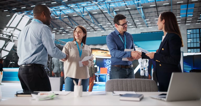 Equipo de profesionales trabajando en un centro de operaciones corporativo