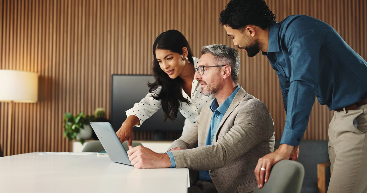 Equipo de profesionales trabajando en un centro de operaciones corporativo