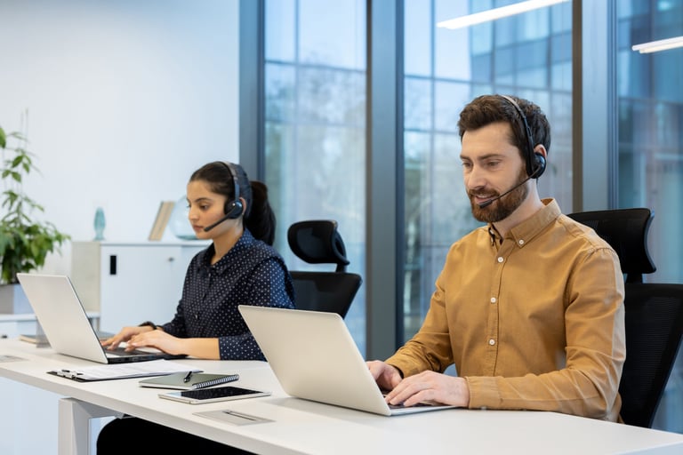 Equipo de profesionales trabajando con audífonos en un centro de contacto