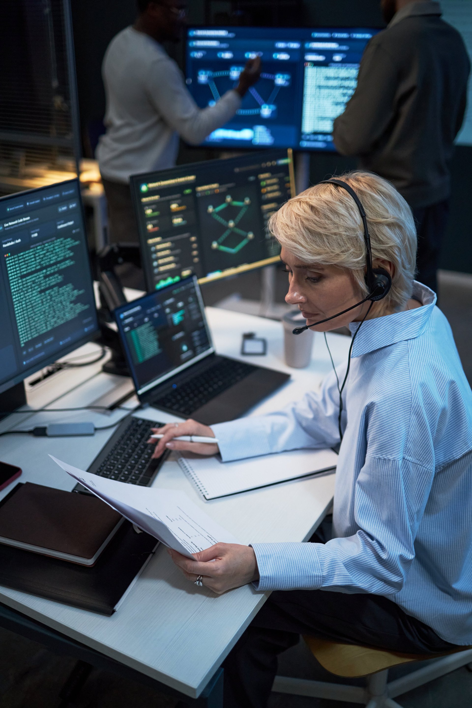 Equipo de profesionales trabajando con audífonos en un centro de contacto